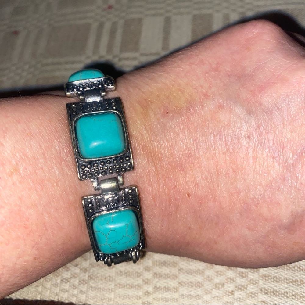 Vintage style Faux turquoise and silver tone Bracelet. Very nice. 7.5 inches